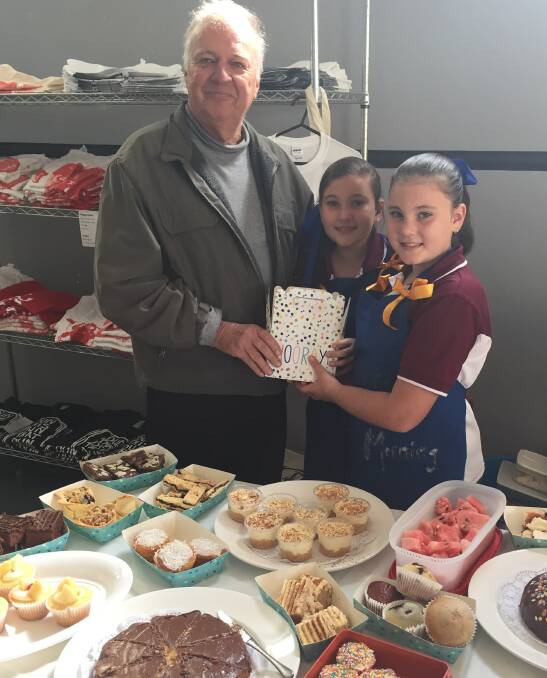 Dungog Mayor Harold Johnston with Tahlia and Sophie.