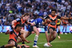 Josh Curran scores for the Bulldogs in their 22-14 win over Wests Tigers. (James Gourley/AAP PHOTOS)