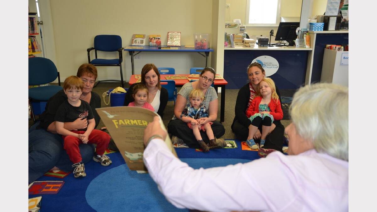 Dee Anderson reading to Fleur Waters and son Aiden, Keira Hector and daughter Eloise, Samantha Pearson and son Lachlan and Julieanne Slade and daughter Tahlia.