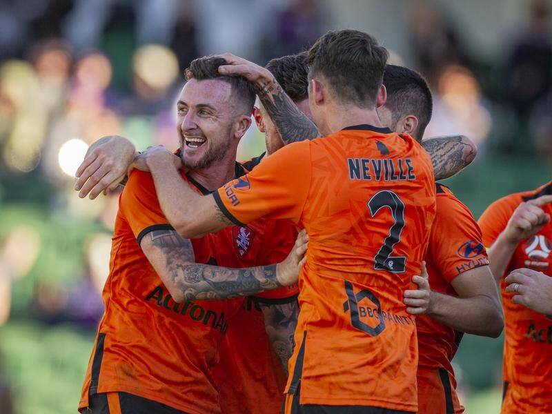 A Roy O'Donovan (L) goal in the dying seconds has given Brisbane a 1-1 A-League draw with Perth.