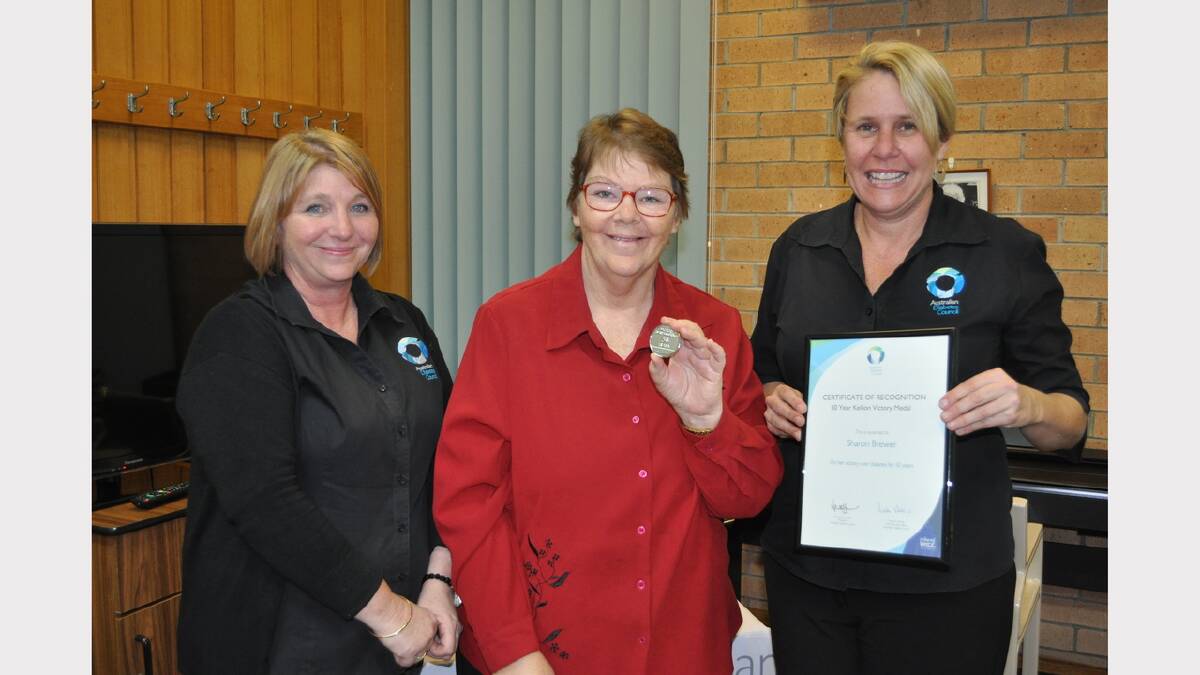 Diabetic Sharon Brewer receiving her award from Donna Dowd and Natalie Bennett from the Newcastle branch of the Australian Diabetes Council.